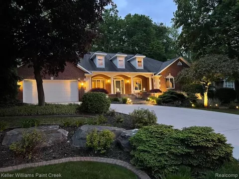 8241 Fountain View Dr, Flushing, MI 48433