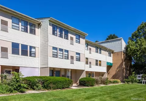 930 Village Green Ln, Waterford, MI 48328
