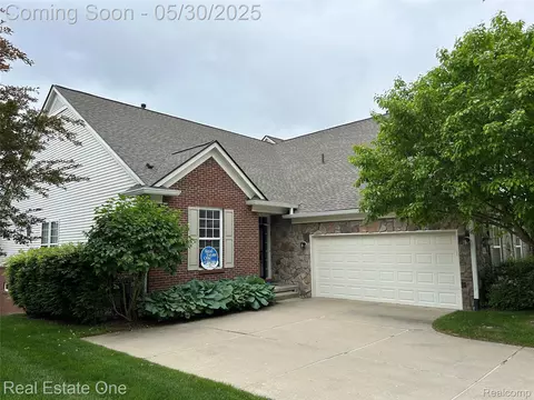 748 Knolls Landing Dr, Milford, MI 48381