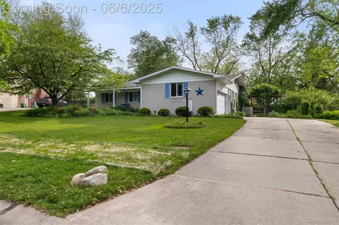 36963 Heatherton Dr, Farmington, MI 48335