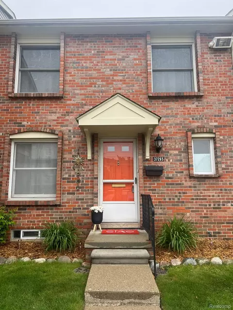 37265 Great Oaks Crt Ct, Clinton Township, MI 48036