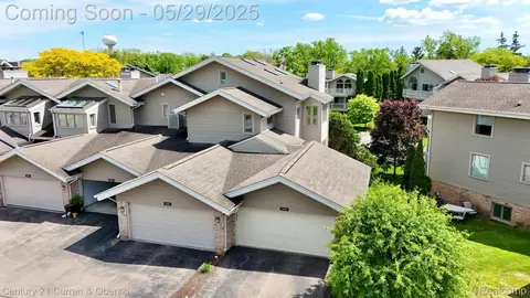 21084 Boulder Cir, Northville, MI 48167