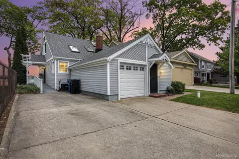 13147 Lake Shore Dr, Fenton, MI 48430