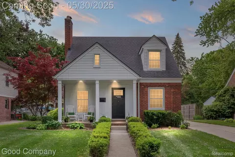 215 Aqua Ct, Royal Oak, MI 48073