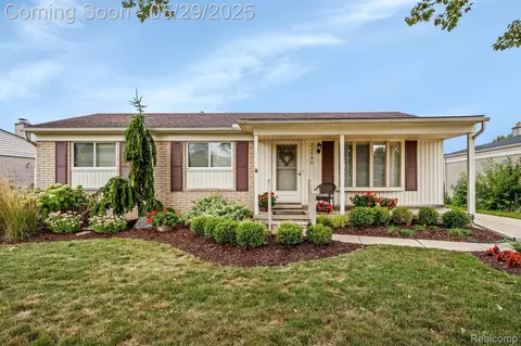 22540 Devonshire St, Woodhaven, MI 48183