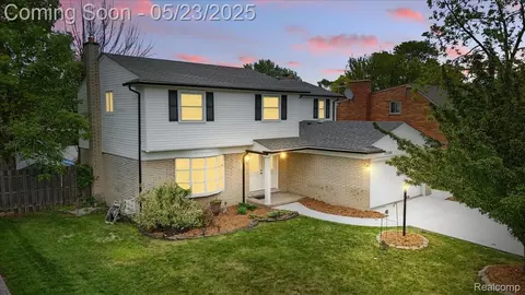 17380 Nadora St, Southfield, MI 48076
