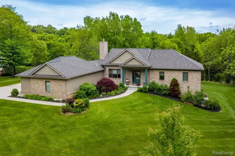 5502 E Alyssa Ct, White Lake, MI 48383