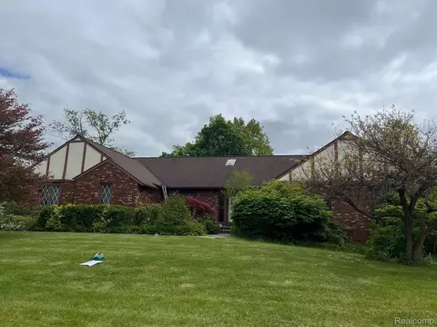 2149 Russet Dr, Troy, MI 48098
