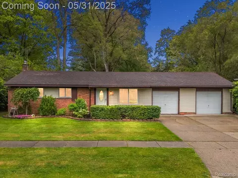 2920 Pinto Dr, Commerce, MI 48382