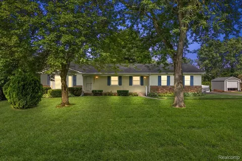 2947 Sun Terrace Dr, Hartland, MI 48353