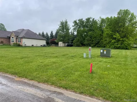 5168 Sandalwood Dr, Grand Blanc, MI 48439