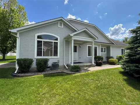 108 Aberdeen Dr, Flushing, MI 48433