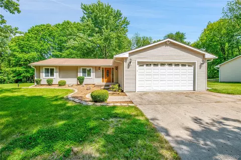 30946 Fortune Trl, Milford, MI 48381