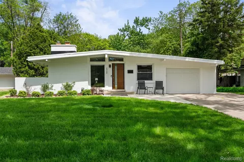 29748 Chelmsford Rd, Southfield, MI 48076