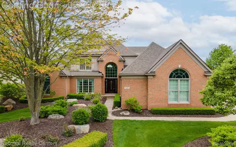 3900 S Creek Dr, Oakland, MI 48306