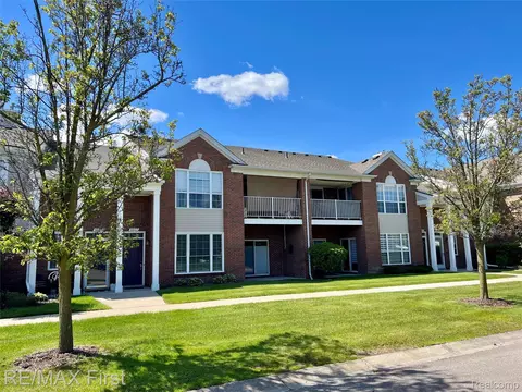 46117 Rhodes Dr #298, Macomb, MI 48044
