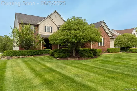 1533 Woodhurst Ct, Howell, MI 48843