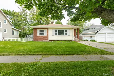 2028 9th St, Port Huron, MI 48060