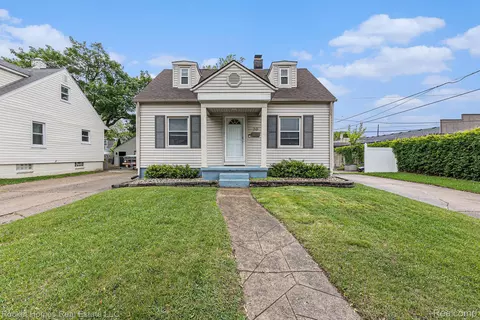 30 Charlevoix St, Clawson, MI 48017