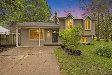 9175 Maplewood Dr, White Lake, MI 48386