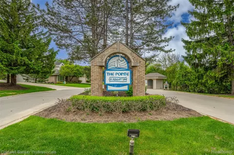 6560 Pleasant Lake Ct #11, West Bloomfield, MI 48322