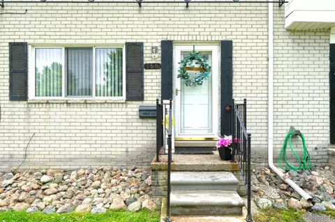 166 N Christine Cir #B, Mount Clemens, MI 48043