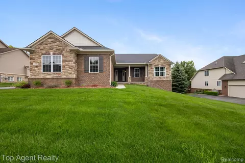 109 Willow Lake Dr, Oxford, MI 48371