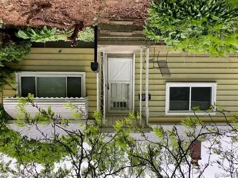 2163 Champaign Rd, Lincoln Park, MI 48146