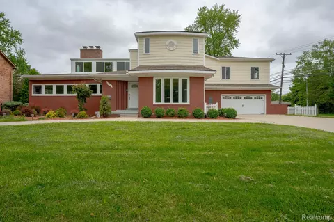 622 Sunningdale Dr, Grosse Pointe Woods, MI 48236