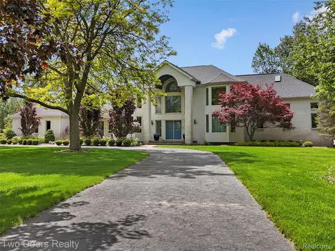 532 Shrewsbury Dr, Orion, MI 48348