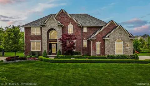 52486 Aspen Dr, Lyon, MI 48178