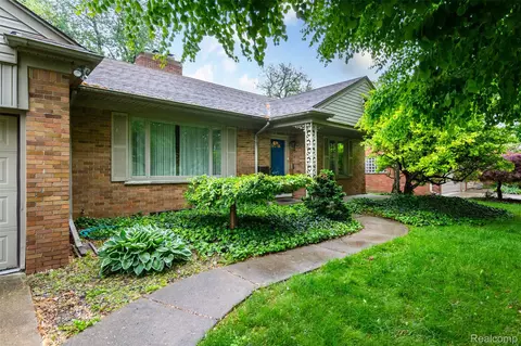 20550 Fairway Ln, Grosse Pointe Woods, MI 48236