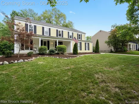 5544 Kingsfield Dr, West Bloomfield, MI 48322