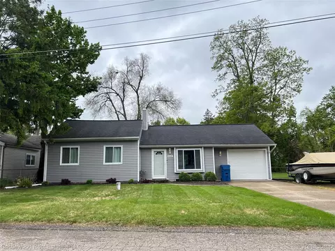 9105 Hickorywood Dr, White Lake, MI 48386