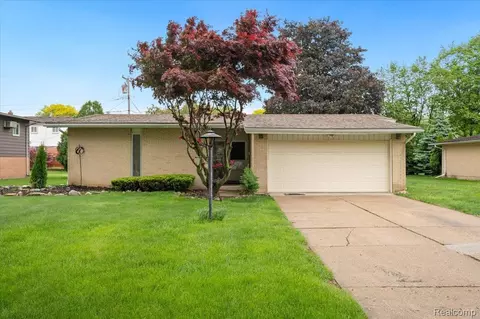 29450 Stellamar Dr, Southfield, MI 48076
