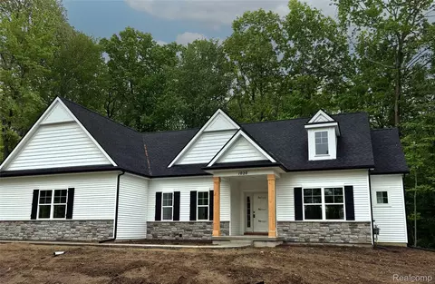 1020 Woods Edge Dr, Hartland, MI 48353