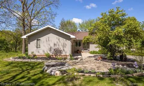 943 N Hacker Rd, Oceola, MI 48843