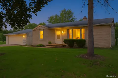 30542 Bretton St, Livonia, MI 48152