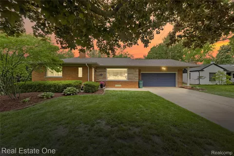 16210 Marguerite St, Beverly Hills, MI 48025