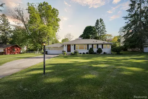 1571 Forest Hills Dr, Meridian, MI 48864