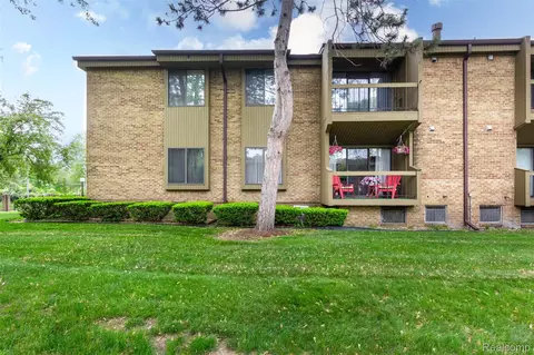 27330 Arborway Rd #17, Southfield, MI 48033