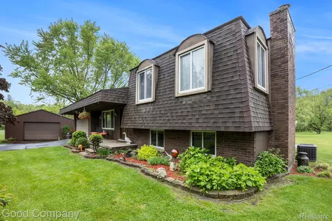 3600 Harmony Ln, Brandon, MI 48371