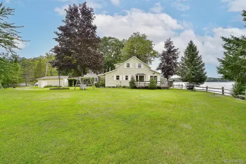 9618 Base Lake Rd, Pinckney, MI 48169