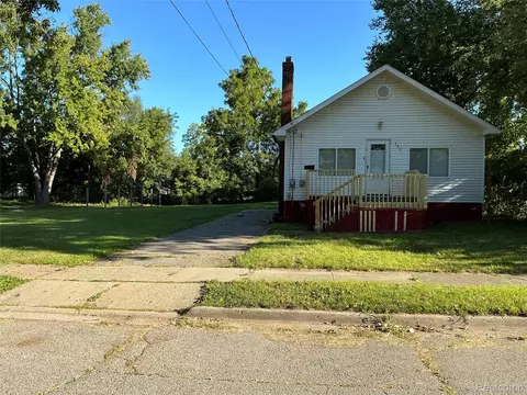 288 Hughes Ave, Pontiac, MI 48341
