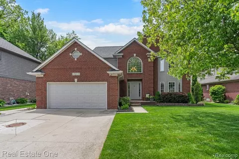 19828 Gloria Dr, Macomb, MI 48044