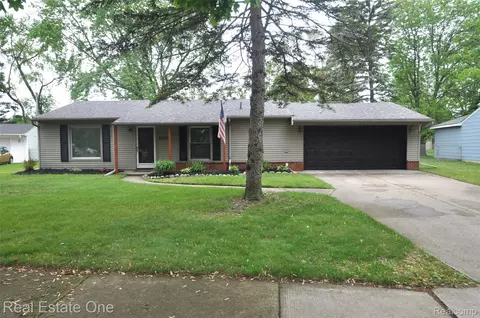 1070 Avon Manor Rd, Rochester Hills, MI 48307