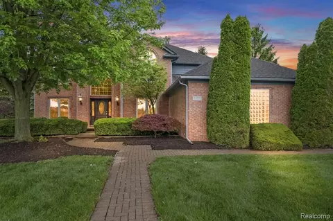 34301 W Hill Dr, Chesterfield, MI 48047
