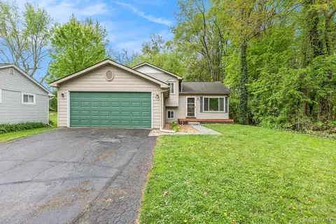 3489 Lexington Rd, Waterford, MI 48328