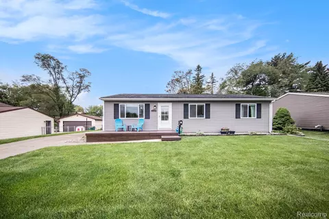 820 Devonshire Blvd, Brighton, MI 48116