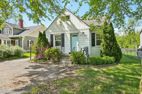 6008 Andersonville Rd, Waterford, MI 48329